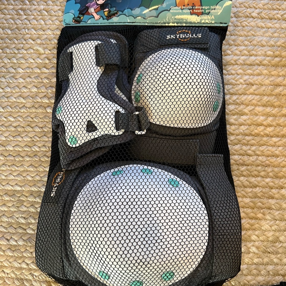 Skullcandy Black and White Protective Gear Set